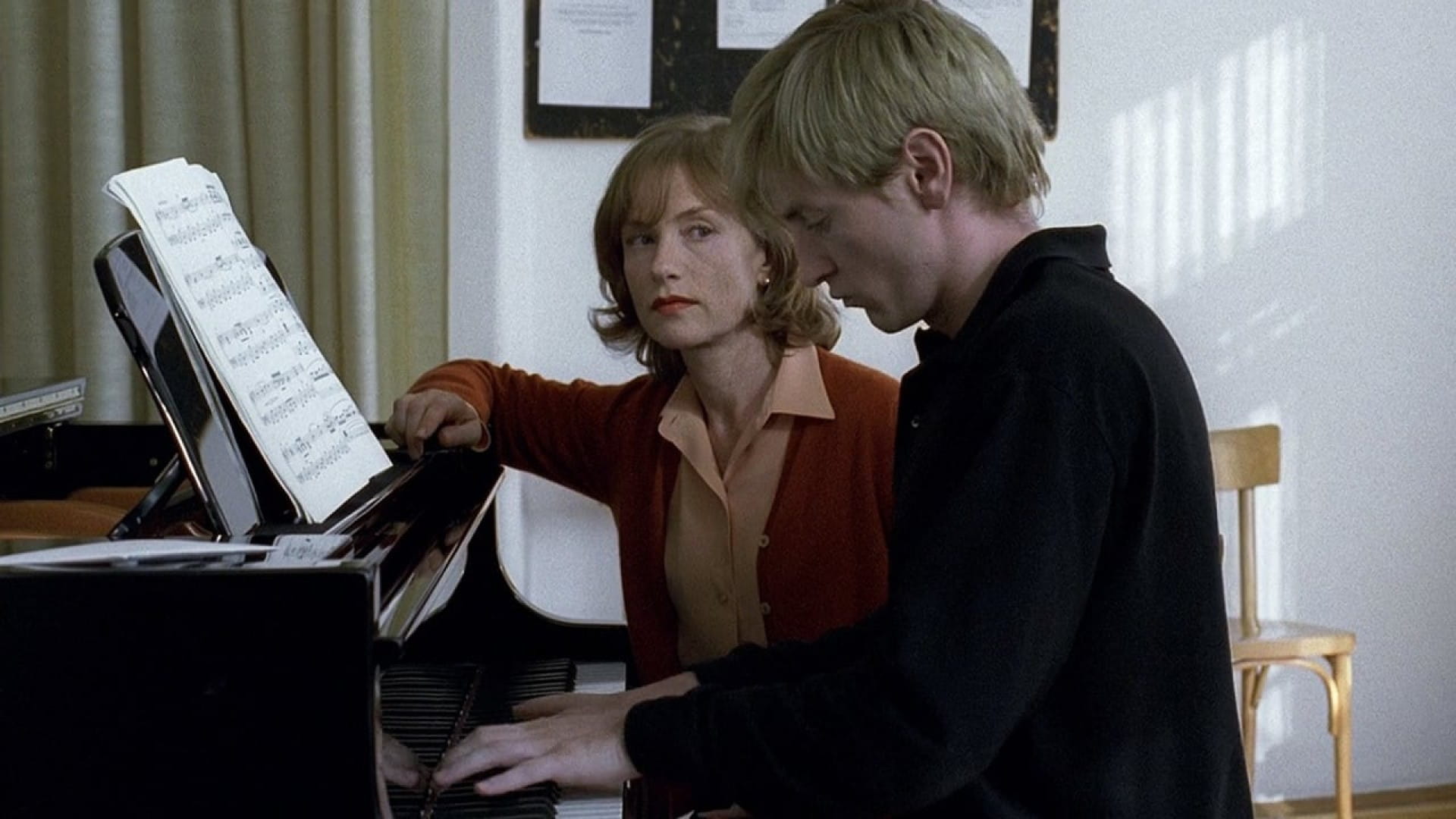 پس زمینه The Piano Teacher